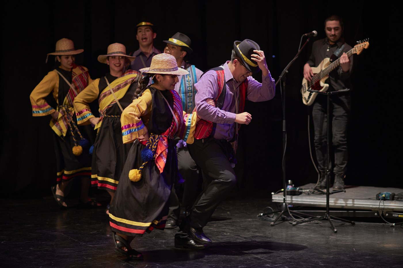 Cuadro Altiplano de BAFUACh con vestuario tradicional andino