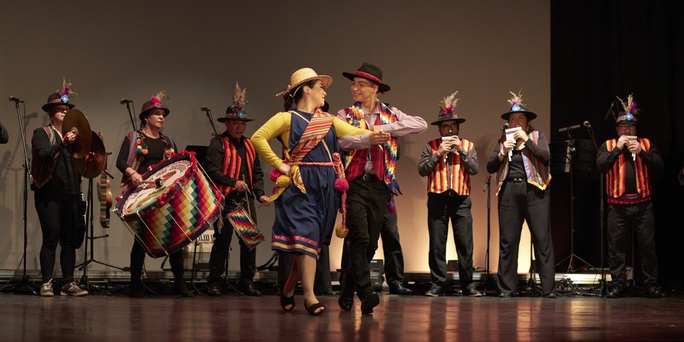 BAFUACh interpretando el cuadro Altiplano sobre el escenario