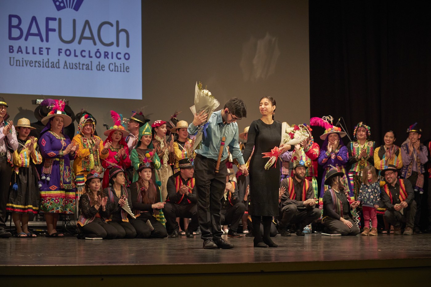 Concierto de BAFUACh con musicos y bailarines en escena