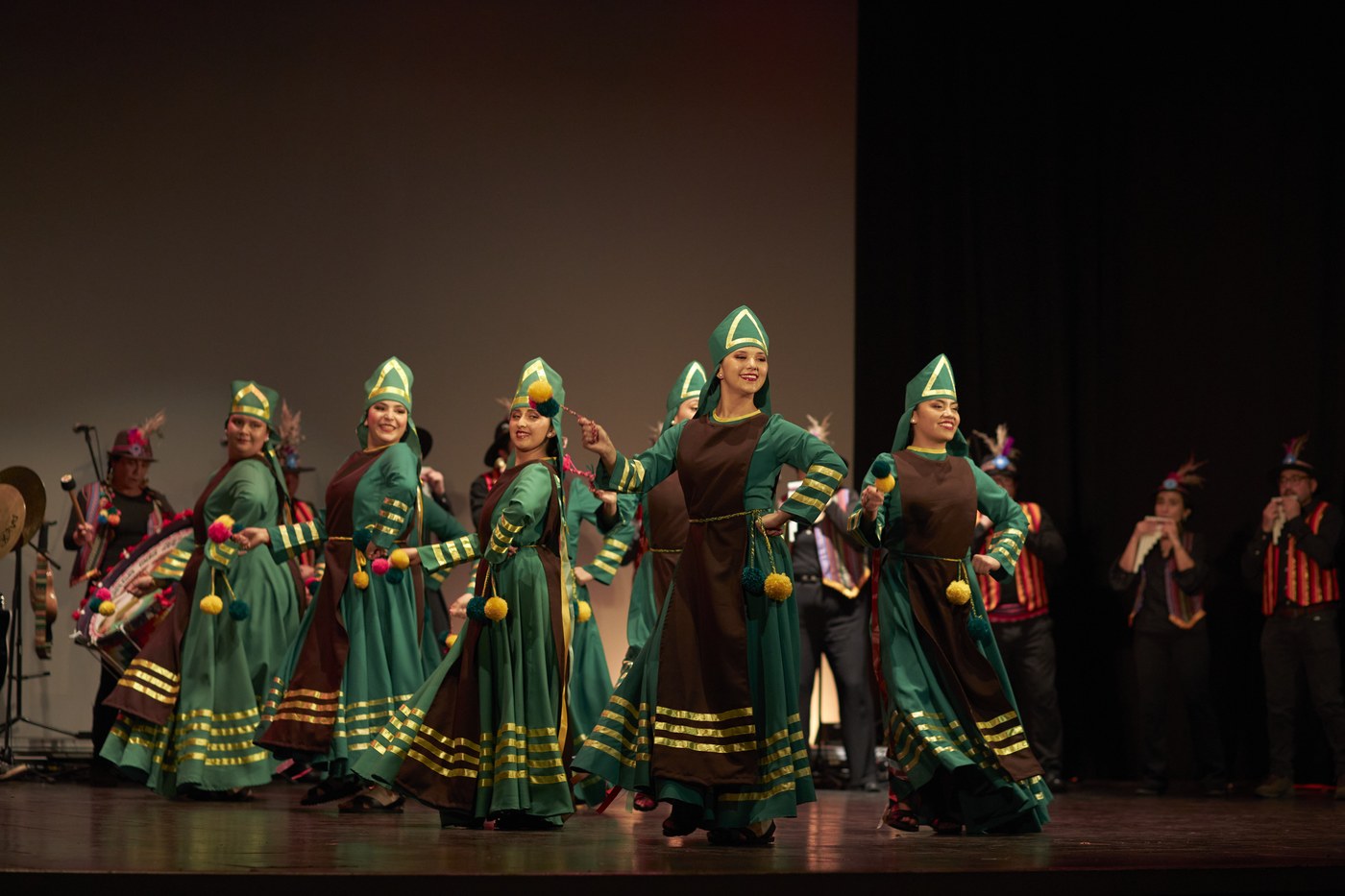Bailarinas de BAFUACh interpretando Cuyacas en el escenario