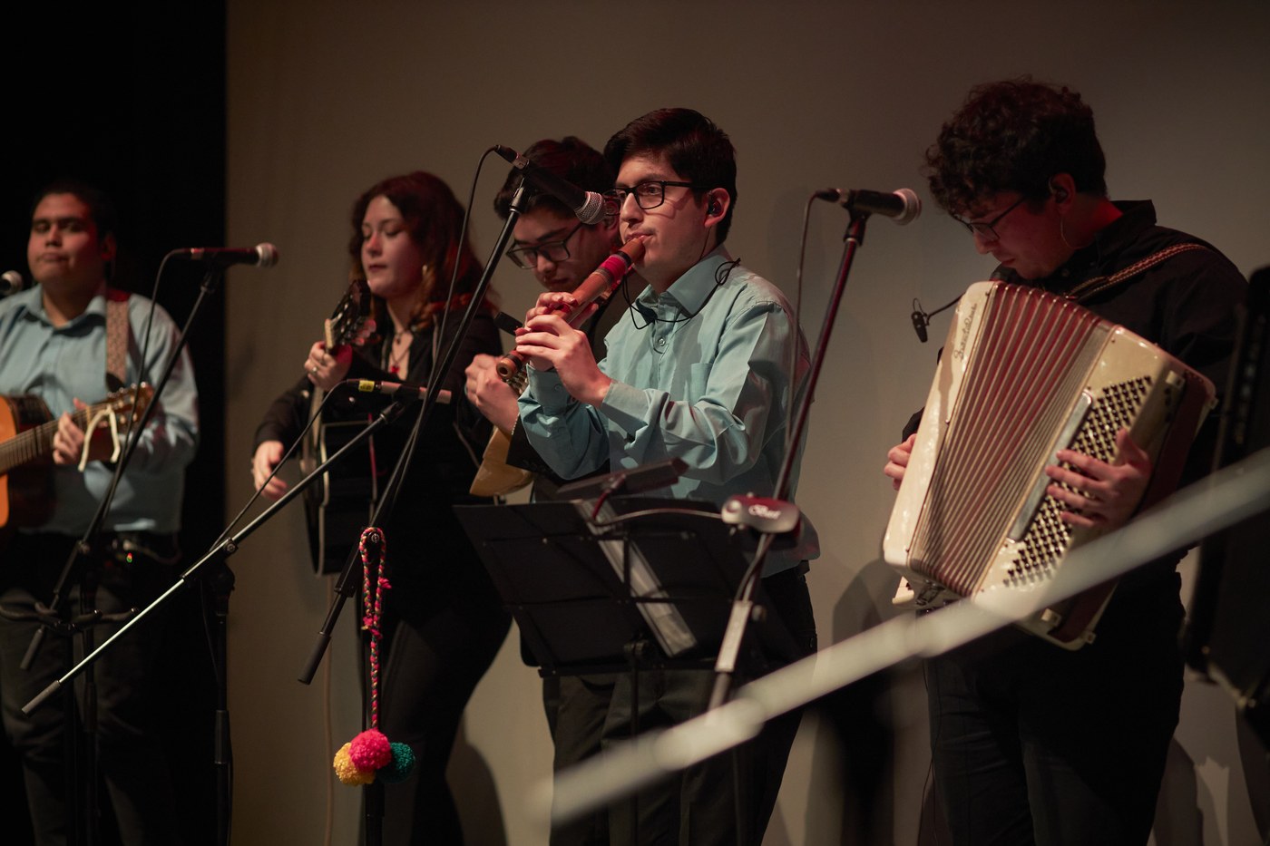Músicos de BAFUACh tocando instrumentos tradicionales en vivo