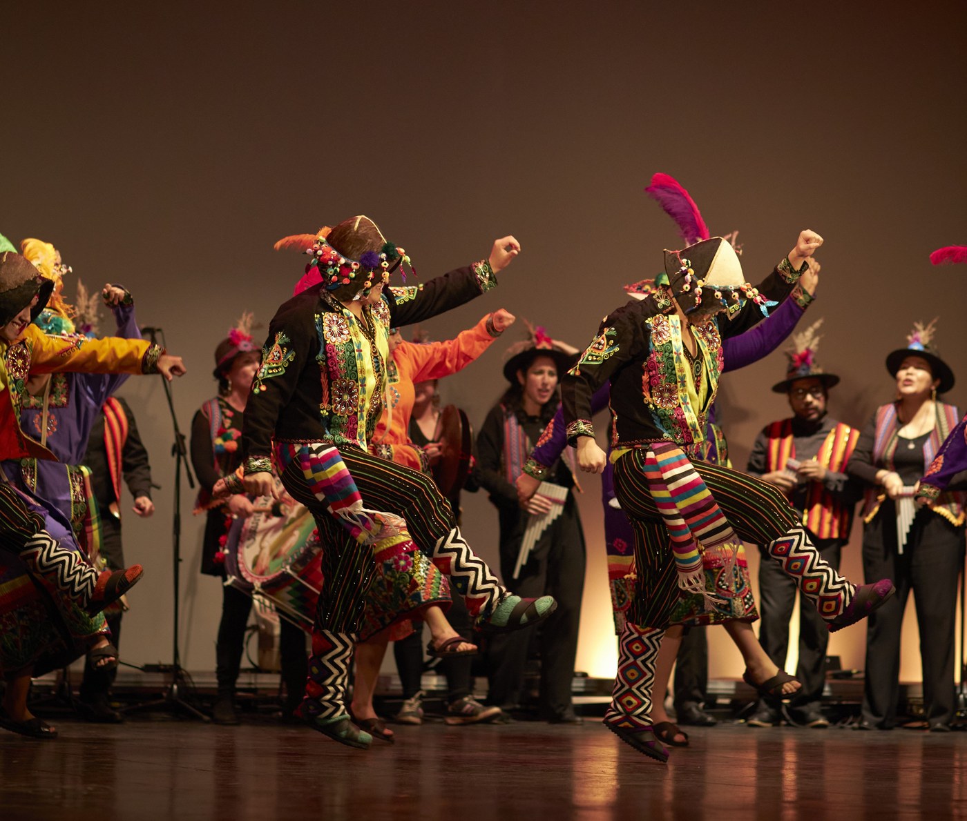 Pareja de BAFUACh bailando Tinku, danza ritual andina